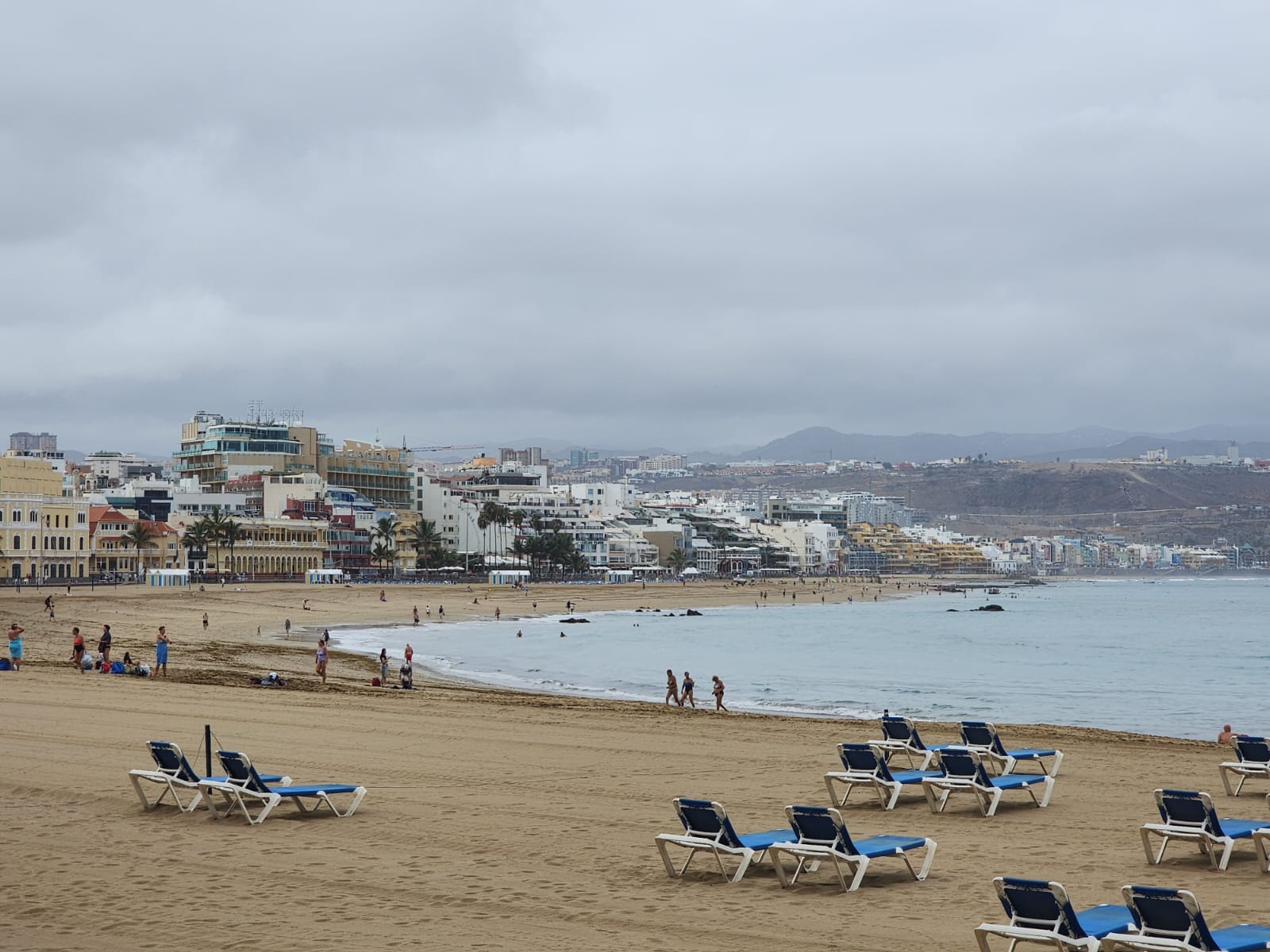 Imagen de la playa de Las Canteras con cielos nublados.