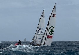 Imagen de los botes del Hospital La Paloma Pueblo Guanche y del Spar Guerra del Río.