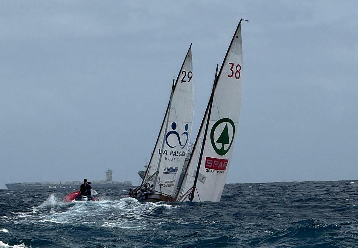 Imagen de los botes del Hospital La Paloma Pueblo Guanche y del Spar Guerra del Río.