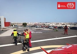 Momento de la llegada de la rescatada a un hospital de Fuerteventura.