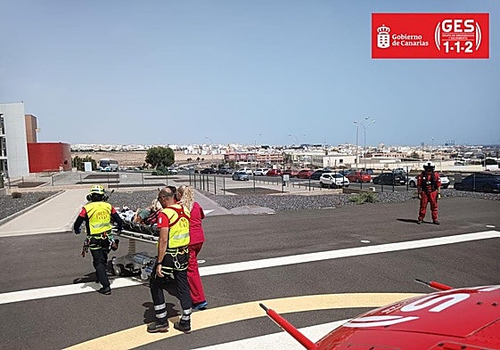 Momento de la llegada de la rescatada a un hospital de Fuerteventura.