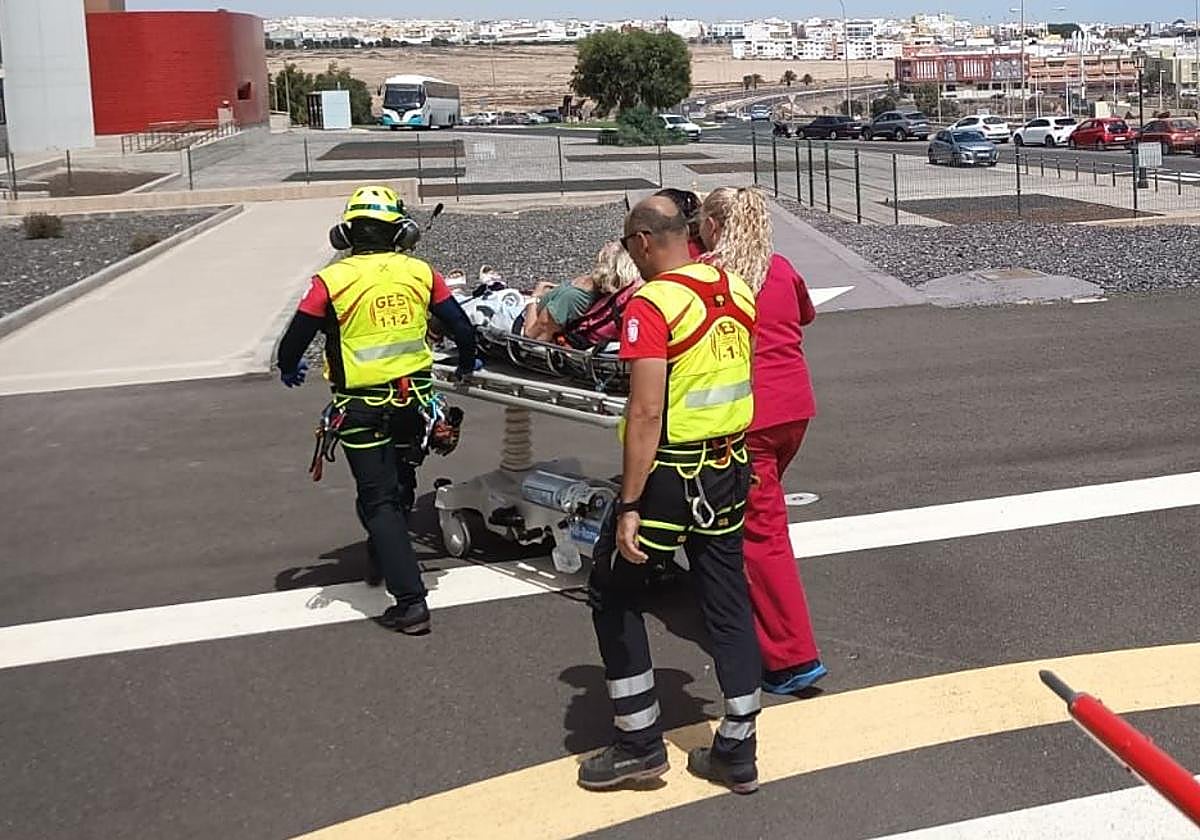 Momento de la llegada de la rescatada a un hospital de Fuerteventura.