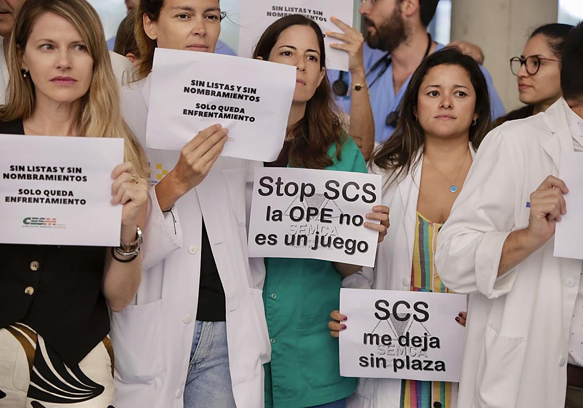 Huelga de médicos canarios contra el calendario de los exámenes de estabilización, en el Hospital Doctor Negrín.