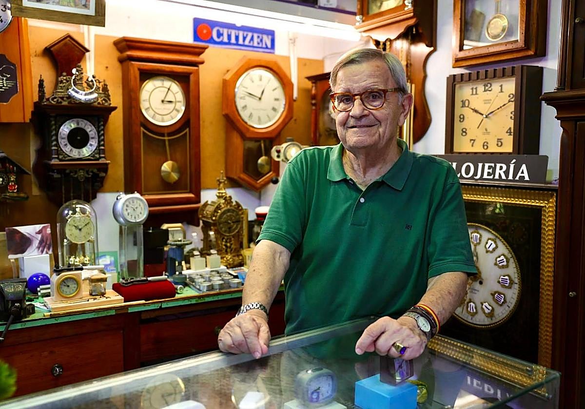 Pedro Macías posa entre relojes, las máquinas que lleva afinando desde que solo tenía ocho años de vida.