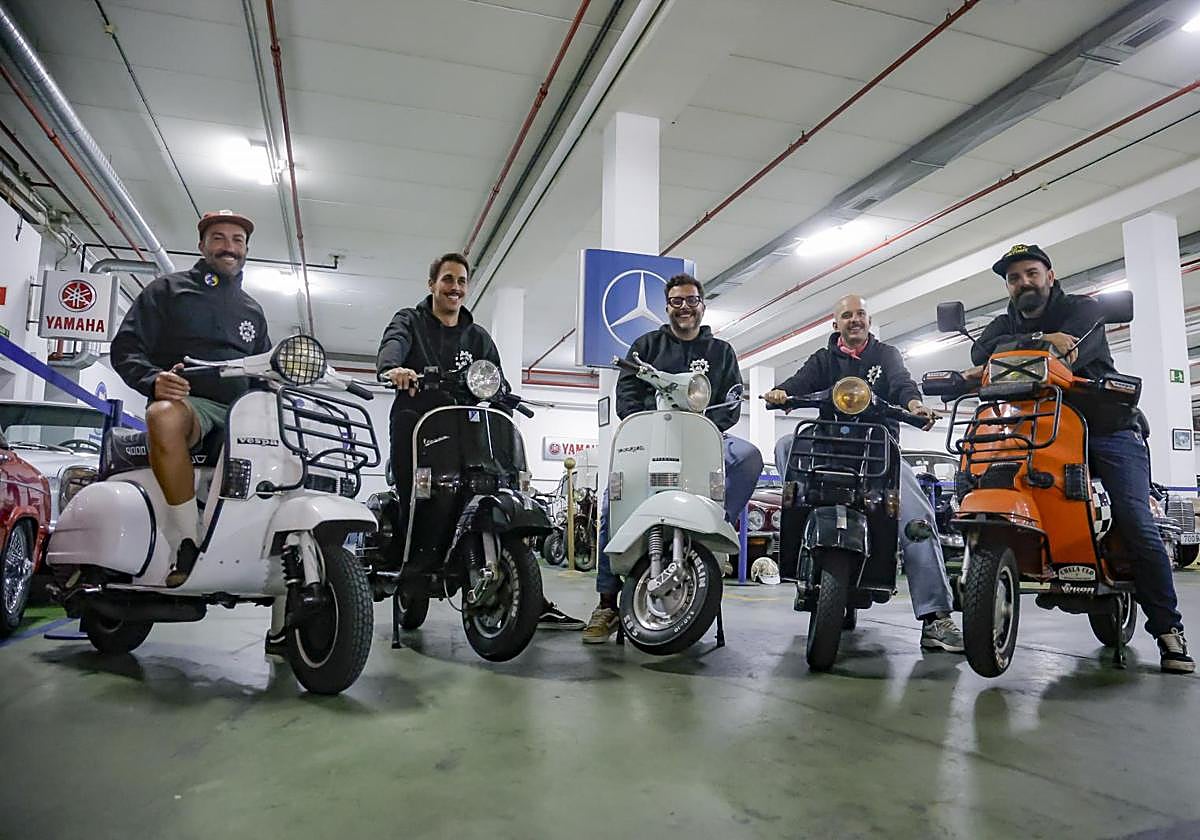 De izquierda a derecha, Toni Déniz, Abel Ruiz, Luis Luque, Álex Gutiérrez y José Miguel Sánchez en el Club de Automóviles Antiguos de Las Palmas.