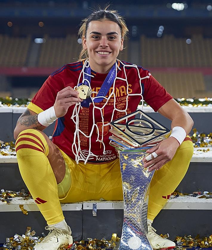 Imagen secundaria 2 - Imágenes de la portera grancanaria con la selección.