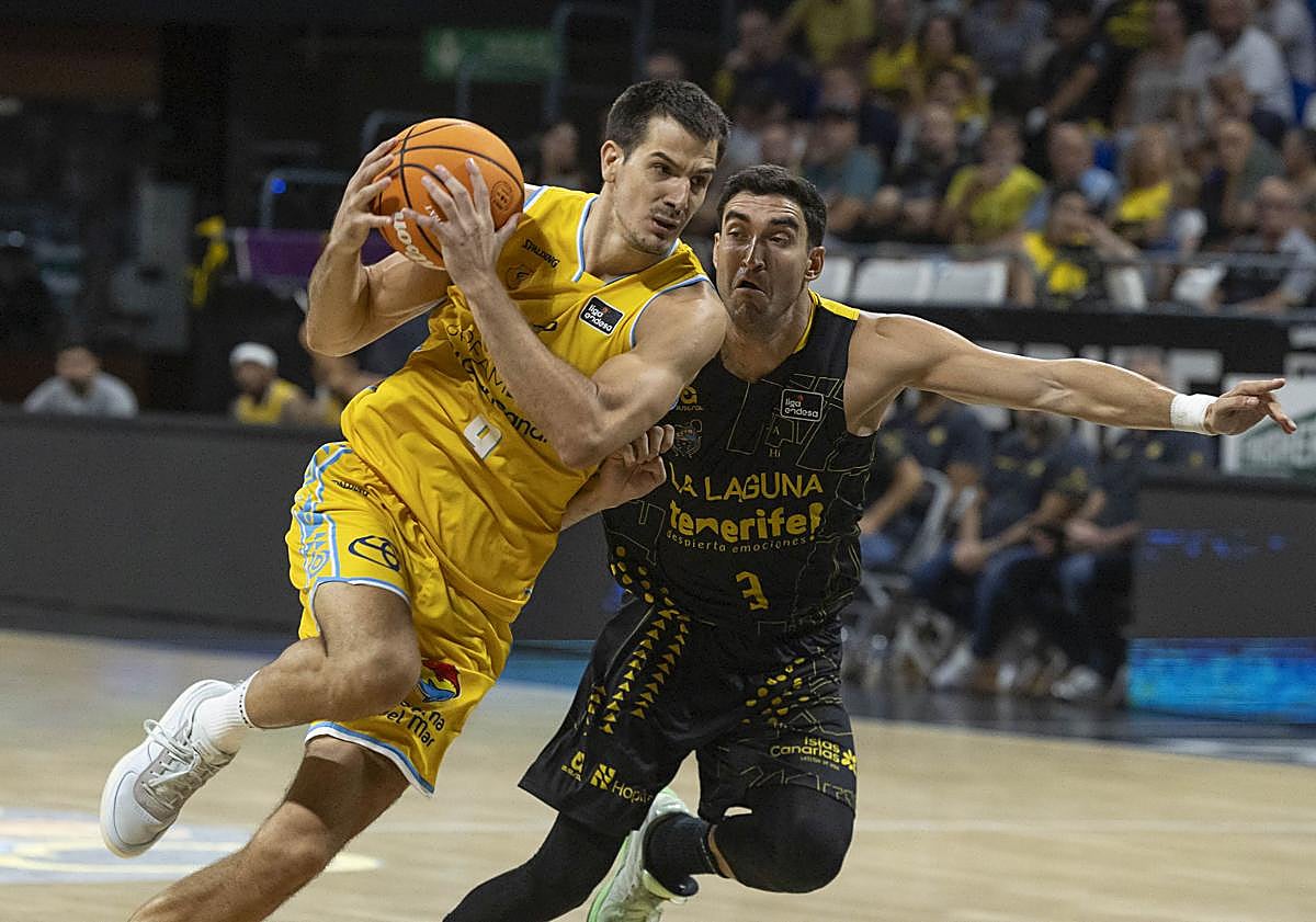 Imagen principal - Brussino (arriba) revivió al equipo con un triple a falta de 30 segundos. Abajo a la izquierda, Maniema intenta anotar ante la defensa de Shermadini y Sastre. A la derech, Lakovic sustituye a Tobey, el mejor del derbi. 