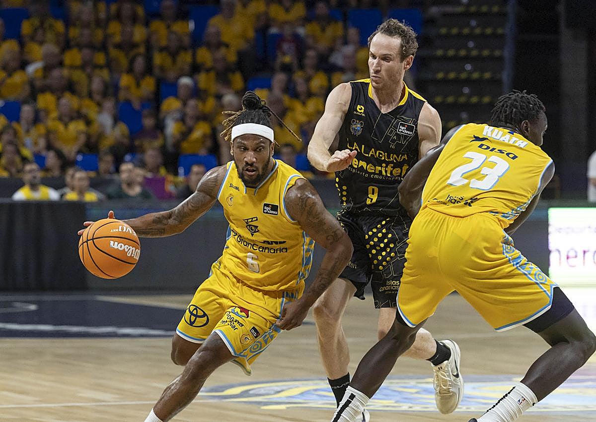 Imagen secundaria 1 - Arriba, Wong trata de anotar. El norteamericano acabó con 18 puntos. Abajo a la izquierda, Albicy progresa ante Huertas tras un bloqueo de Kuath. A la derecha, el francés Louis Labeyrie celebra uno de los ataques claretianos.