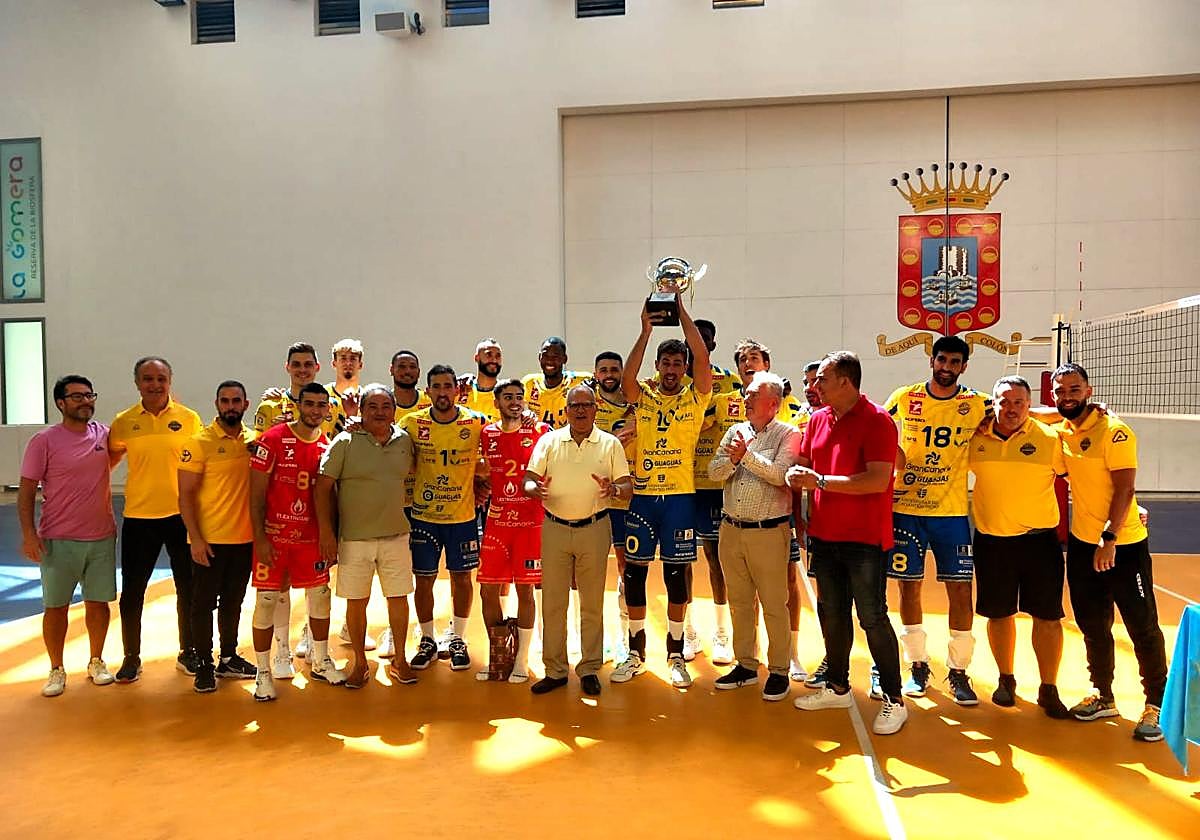 La plantilla del Guaguas celebra el título de pretemporada cosechado en La Gomera.