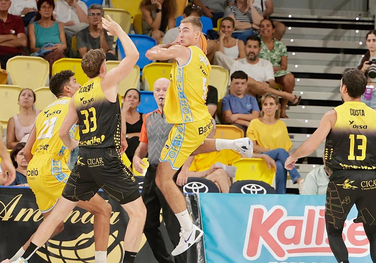 El base esloveno del Dreamland Gran Canaria, Ziga Samar, busca un pase en el encuentro en el Arena.