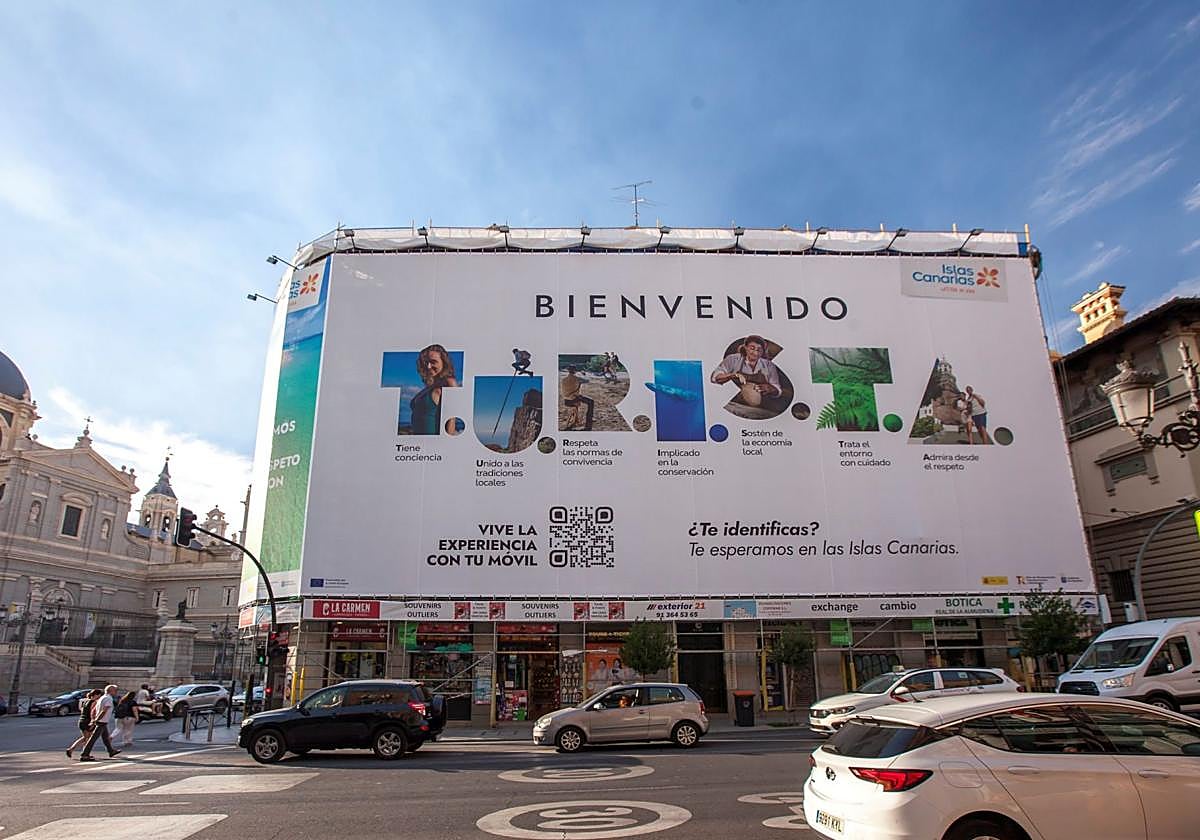 Lona, de grandes dimensiones y formato innovador, desplegada durante la campaña.