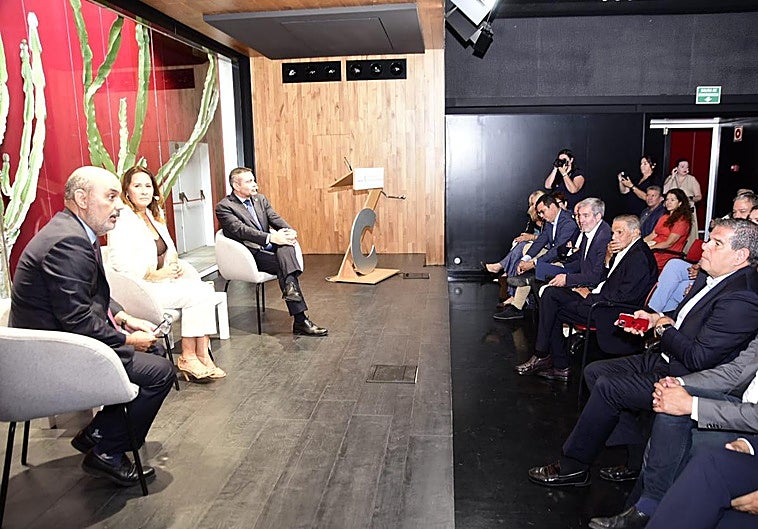 Uno de los momentos del encuentro en el salón de actos de CANARIAS7.