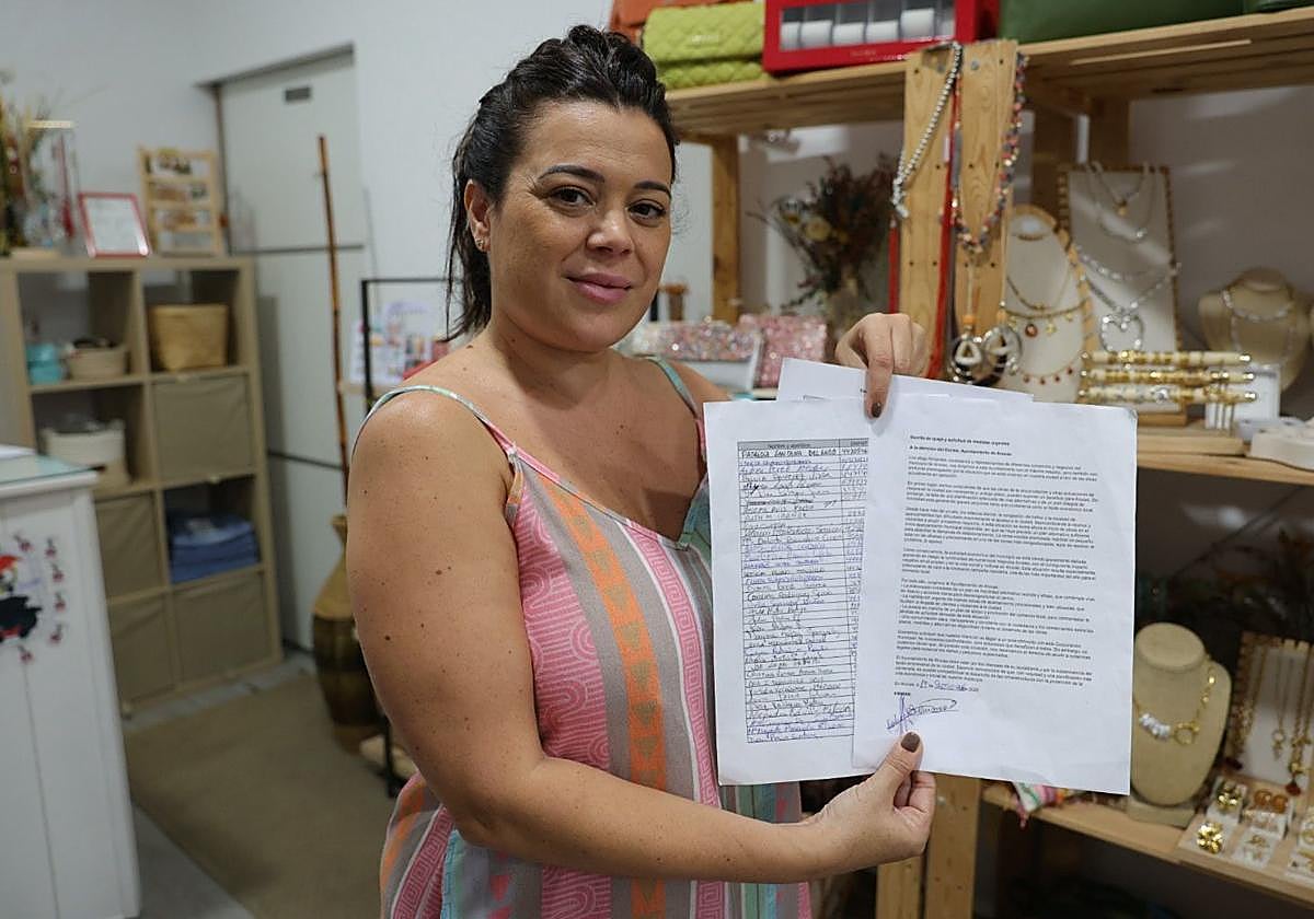 Bárbara Domínguez, dueña de la tienda Atrezo, sotiene el comunicado que han realizado para pedir alternativas al Ayuntamiento de Arucas.