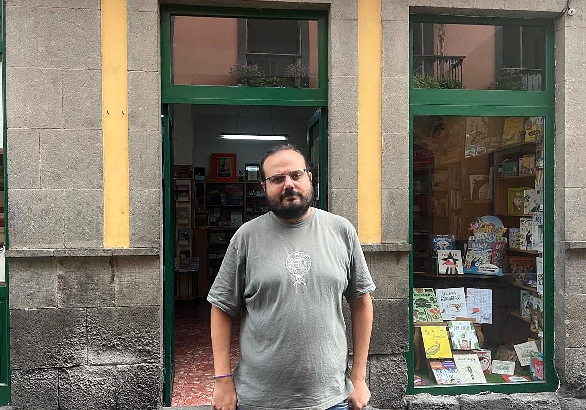 Imagen principal - Los comerciantes de Arucas temen echar el cierre por las obras: «Los clientes prefieren ir a comprar a la capital o a Teror»