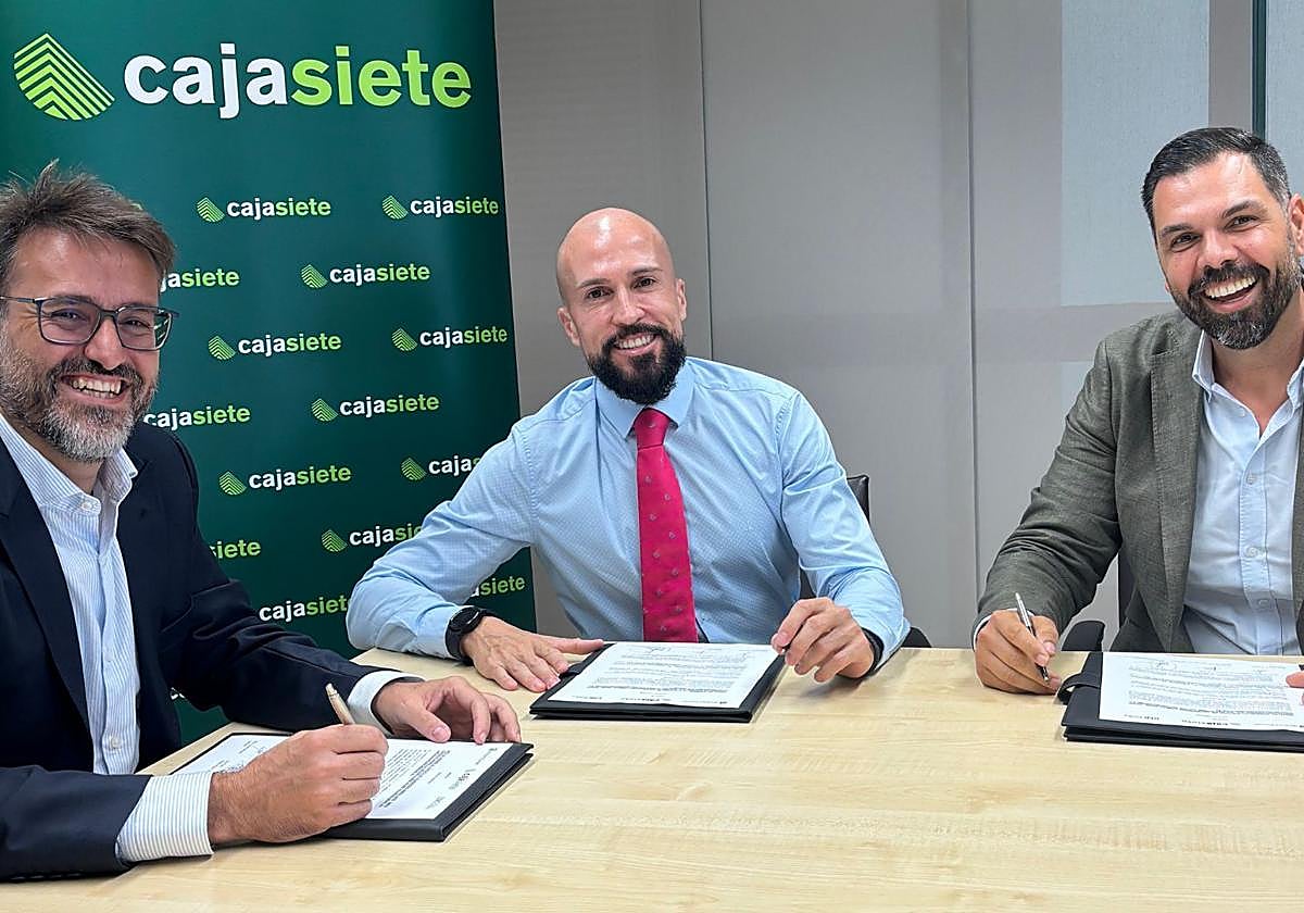 Firma del acuerdo entre Cajasiete, Wolters Kluwer y Link Soluciones.
