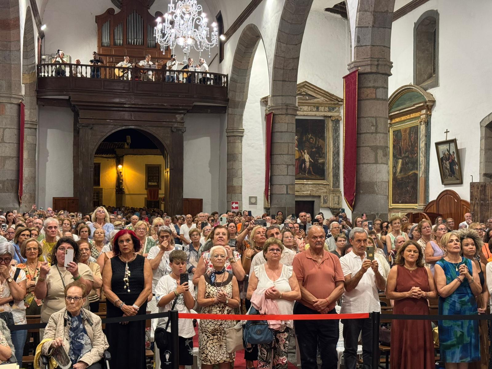 Imagen principal - Imágenes del acto celebrado en la noche de ayer en la Basílica de San Juan de Telde.