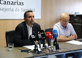 Adasat Goya (i), director del Servicio Canario de la Salud, y Antonio Suárez (d), subdirector de Recursos Humanos del SCS.