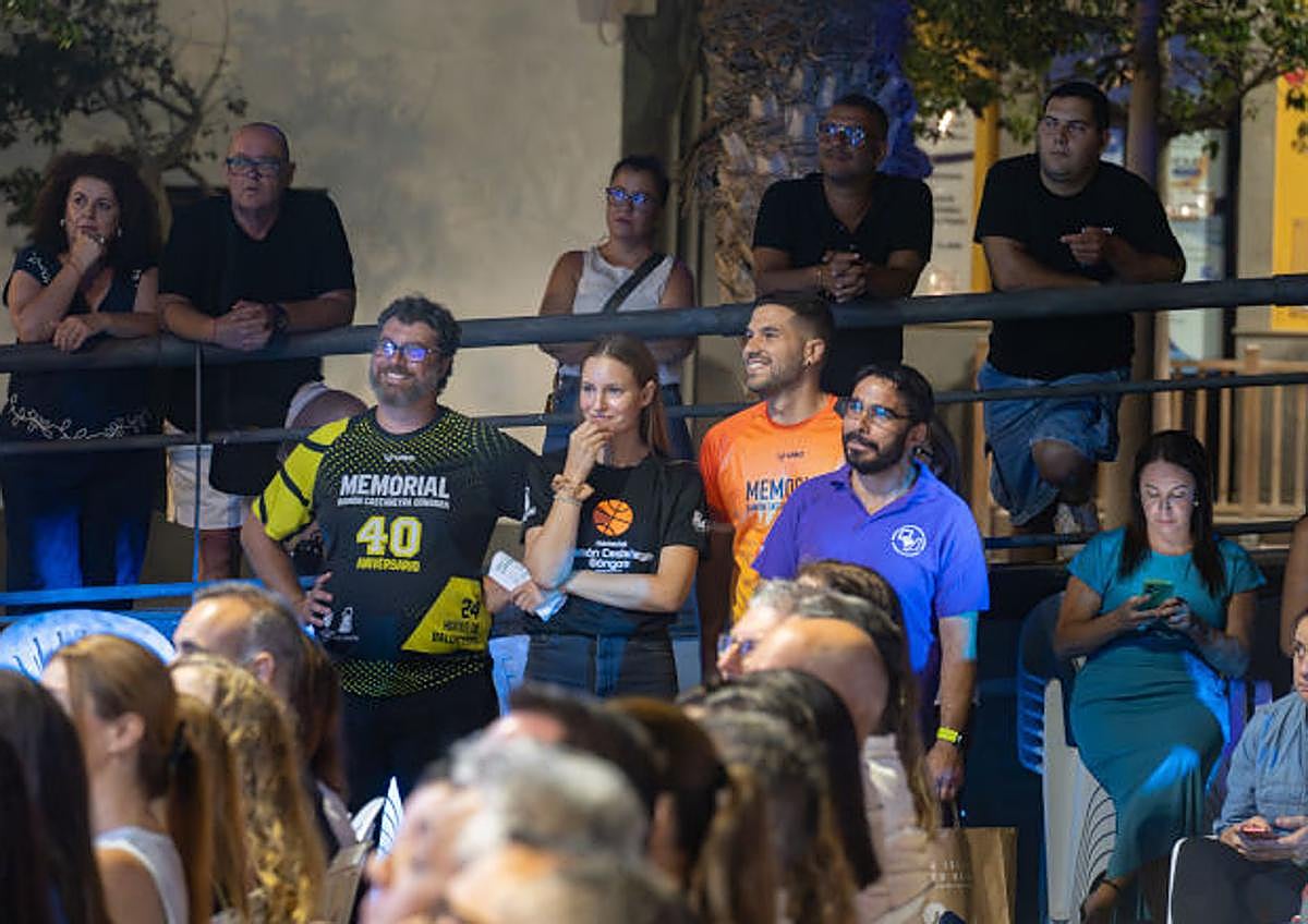 Imagen secundaria 1 - Varios momento del acto del pregón a cargo del colectivo Meracas por las 24 horas de Baloncesto.