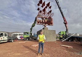 Jacobo Medina, junto a la obra recuperada.