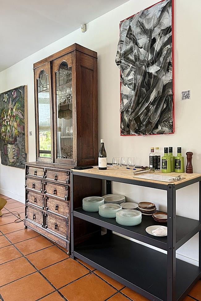 Detalle de su sala en Revés Bistró