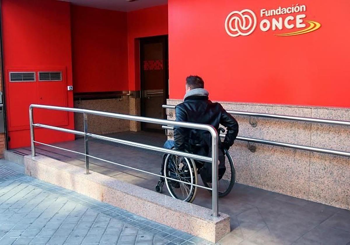 Foto de archivo de una persona con discapacidad.