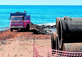 Trabajos del actual desagüe que se utiliza para verter el agua en la playa de Bocabarranco, en Gáldar.
