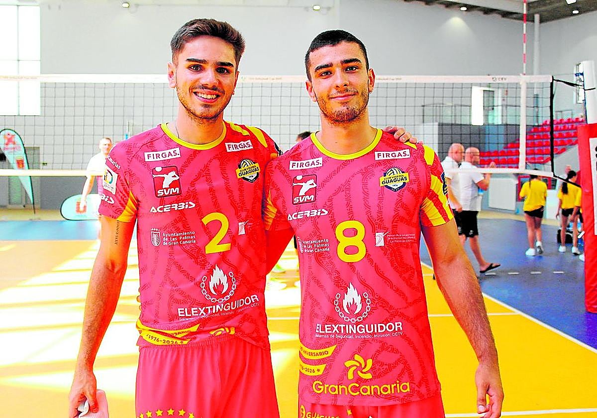 Ezequiel Figueroa -izquierda- y Unai Larrañaga, los dos líberos del Guaguas, en La Gomera.