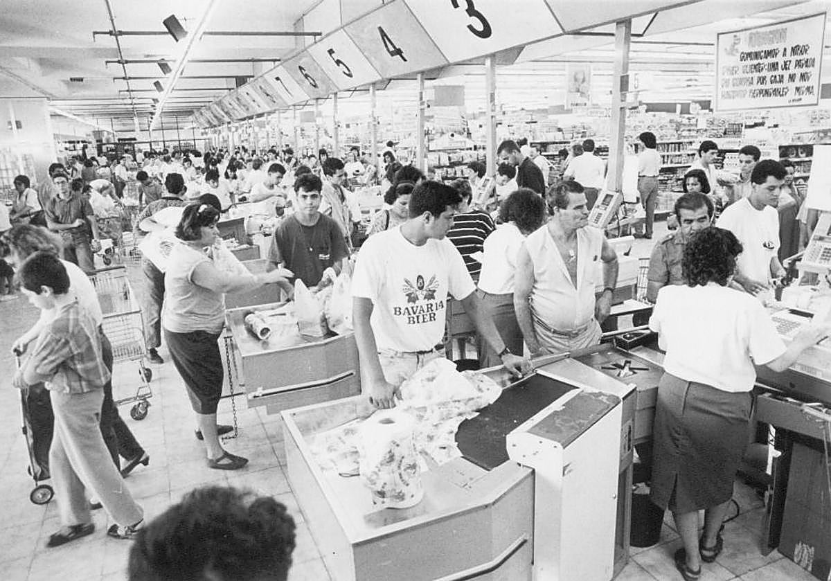 Gente comprando en un supermercado HiperDino en 1990.