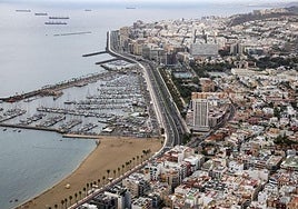 Vistas aéreas de la Avenida Marítima y el Muelle Deportivo en la capital grancanaria.