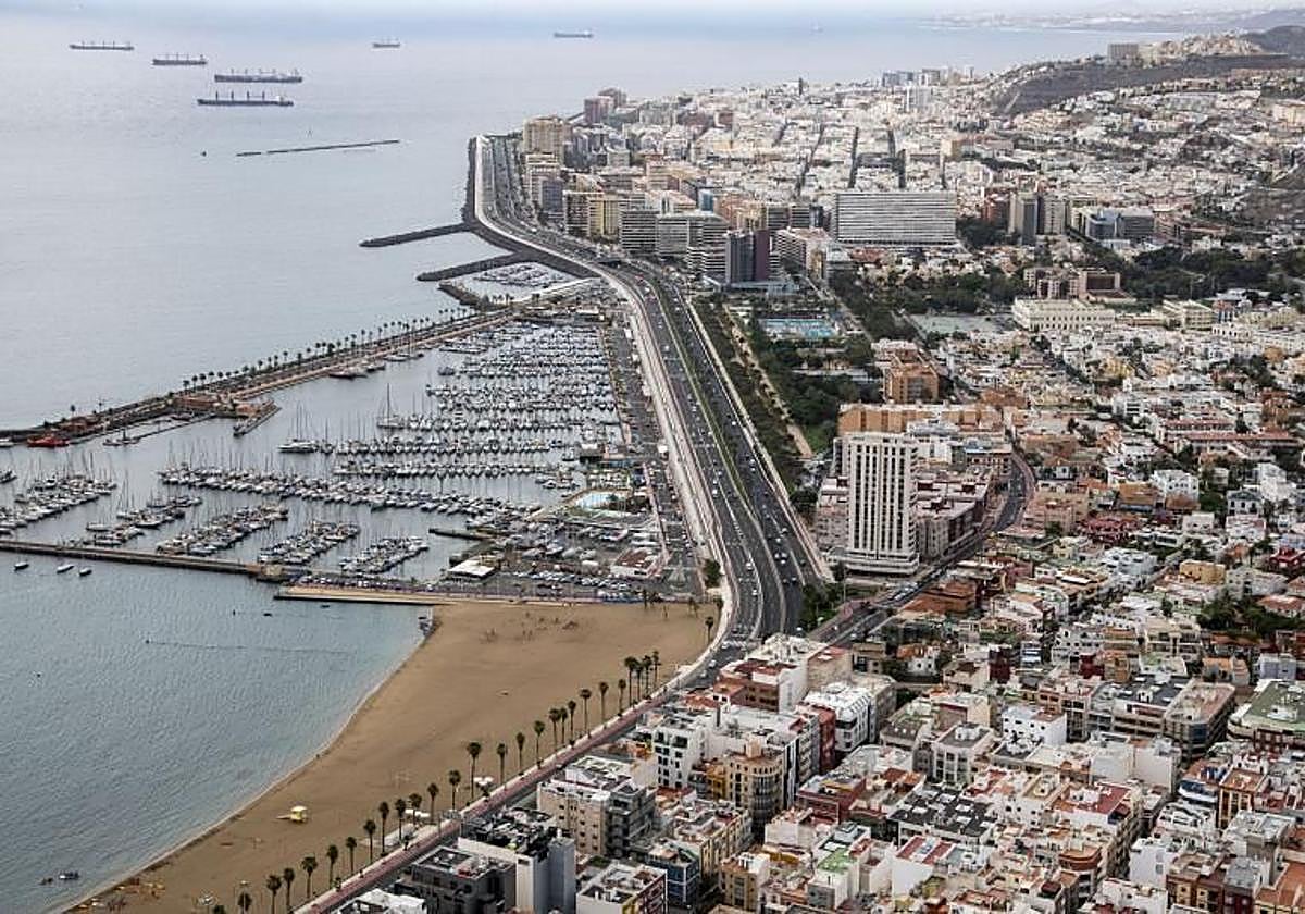 Vistas aéreas de la Avenida Marítima y el Muelle Deportivo en la capital grancanaria.