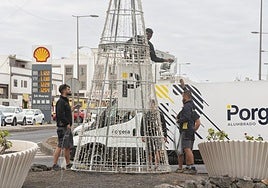 Personal de Porgesa colocando alumbrado en una rotonda de Altavista.