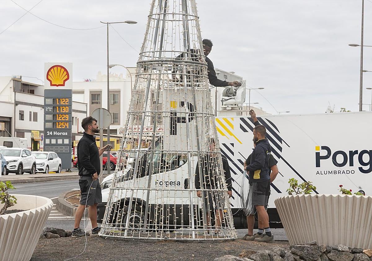 Personal de Porgesa colocando alumbrado en una rotonda de Altavista.