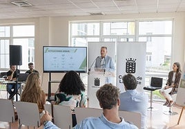 Domingo Cejas, presentando actuaciones de Lanzarote Recicla.