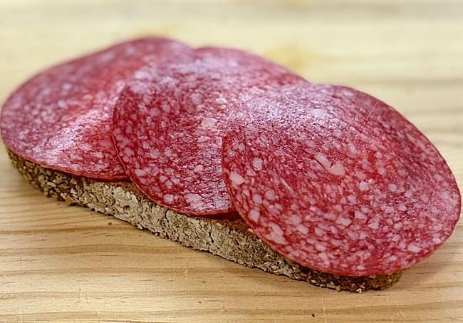 Disponems el salami sobre la burrata