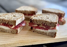 Sándwich de salami, higos y burrata