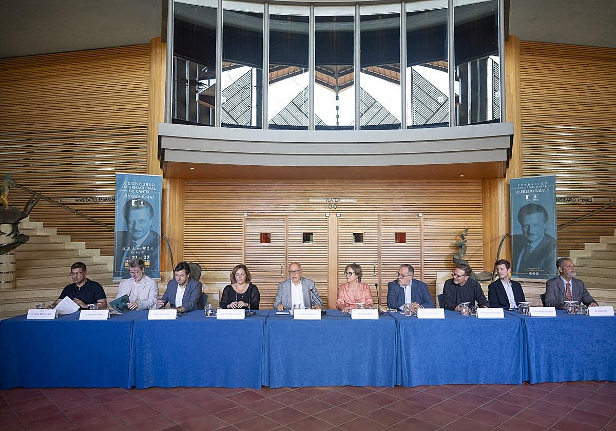 Imagen de la presentación del jurado del concurso de canto en el Auditorio Alfredo Kraus.