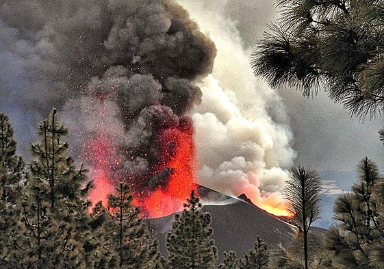 Imagen del cono volcánico del Tajogaite en plena erupcion en octubre de 2021.