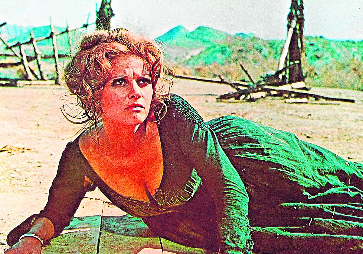 Imagen principal - (Arriba) Con Leone. El director italiano, maestro del western, la dirigió en 'Hasta que llegó su hora'. (Izquierda) Con Delon. Compartió reparto con Alain Delon y Burt Lancaster en 'El Gatopardo', dirigida por Visconti. Derecha: Película coral. Claudia Cardinale sobresalió con un papel secundario en 'Rocco y sus hermanos', siempre con sus hijos al lado.