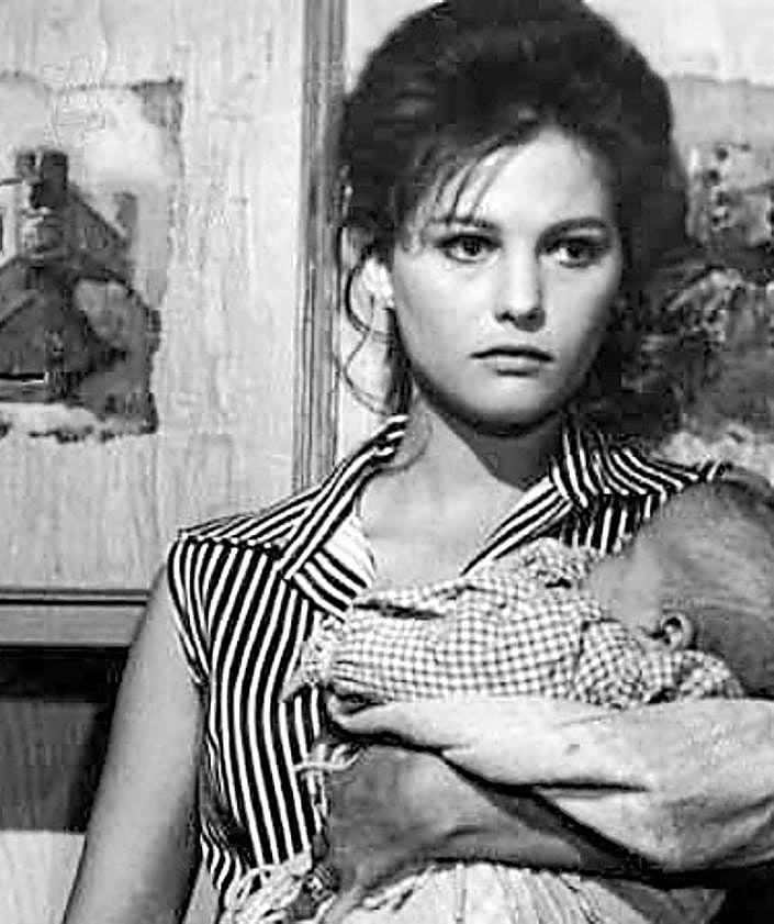 Imagen secundaria 2 - (Arriba) Con Leone. El director italiano, maestro del western, la dirigió en 'Hasta que llegó su hora'. (Izquierda) Con Delon. Compartió reparto con Alain Delon y Burt Lancaster en 'El Gatopardo', dirigida por Visconti. Derecha: Película coral. Claudia Cardinale sobresalió con un papel secundario en 'Rocco y sus hermanos', siempre con sus hijos al lado.