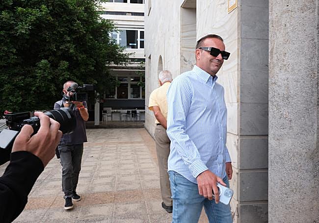 José Luis Espinel, arquitecto municipal, entra en el Juzgado a declarar ante la magistrada en calidad de investigado.