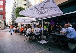 Imagen de archivo de terrazas en la calle Joaquín Costa de Las Palmas de Gran Canaria.