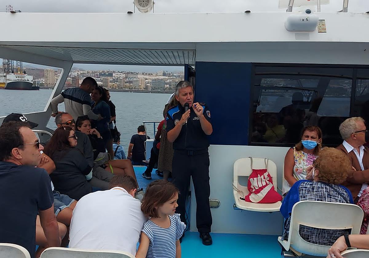 Imagen de Cecilio Hernández en una visita del barco 'Blue Bird' en aguas del Puerto de Las Palmas.