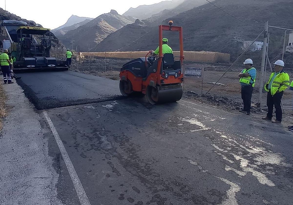 Obras de asfaltado en Tasarte.