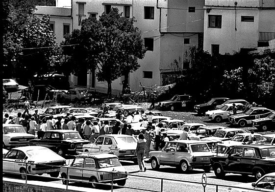 Parque cerrado del rally en los 80, donde hoy se ubica el centro de salud de Teror.
