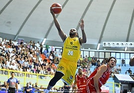 Angola deja la bandeja en el encuentro ante el Milán en Italia.