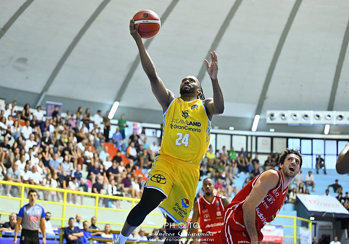 Angola deja la bandeja en el encuentro ante el Milán en Italia.