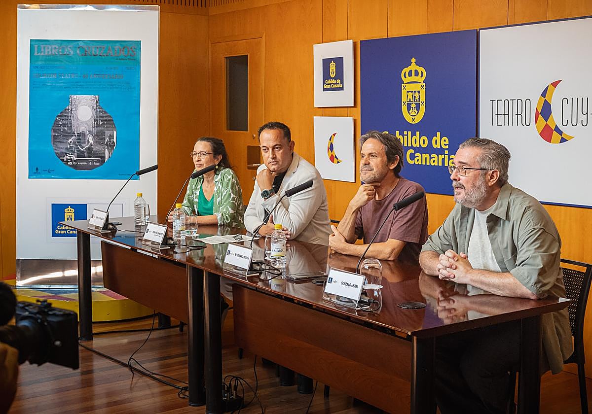 Soraya González, Serafín Sánchez, Severiano García y Gonzalo Ubani en la sala de prensa del Teatro Cuyás.