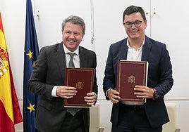 El secretario de Estado de Transportes y Movilidad Sostenible, José Antonio Santano (i), y el Consejero de Obras Públicas del Gobierno de Canarias, Pablo Rodríguez (d) tras la firma de la adenda.