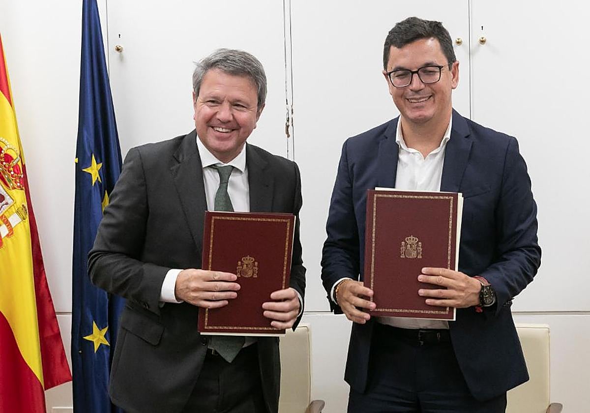 El secretario de Estado de Transportes y Movilidad Sostenible, José Antonio Santano (i), y el Consejero de Obras Públicas del Gobierno de Canarias, Pablo Rodríguez (d) tras la firma de la adenda.