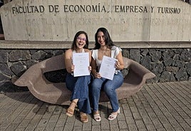 Andrea Pérez y Natalia Tetes, orgullosas de un trabajo que se ha convertido en una iniciativa política.